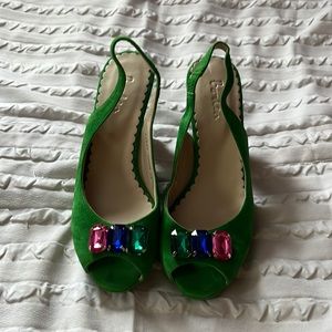 Gorgeous emerald peep toe heels! 💚💕💜